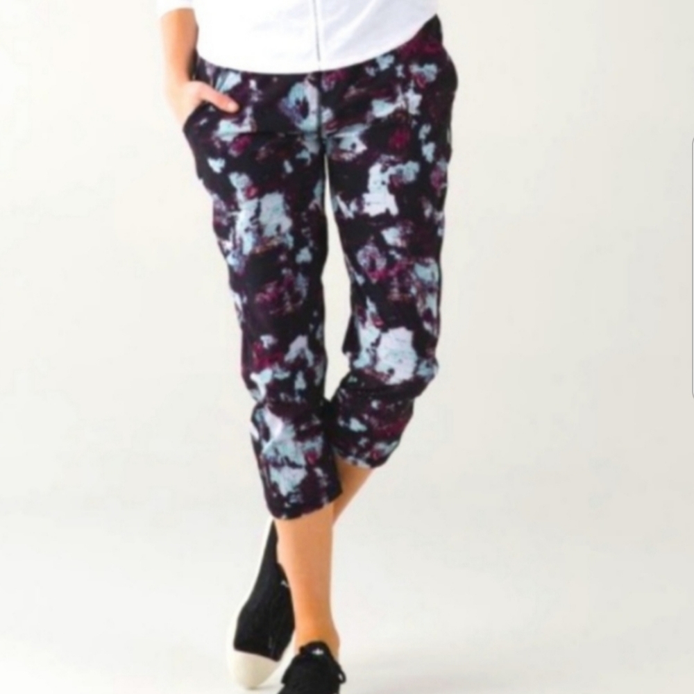 Lululemon Size 4 Tranquil Crop High Rise Joggers Kara Blossom Multi/Black
